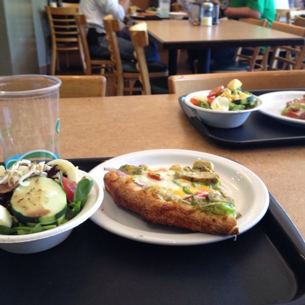 6/20/2014 tarihinde Jen Y.ziyaretçi tarafından Pizza California'de çekilen fotoğraf