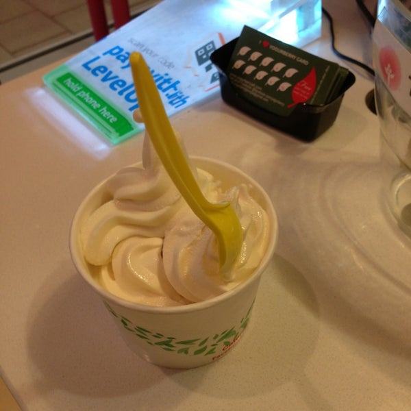 7/10/2013 tarihinde Faraz K.ziyaretçi tarafından Yogurberry Frozen Yogurt Café'de çekilen fotoğraf