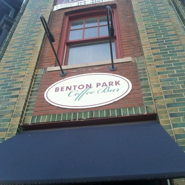 Foto diambil di Benton Park Cafe &amp; Coffee Bar oleh Bill L. pada 5/26/2014