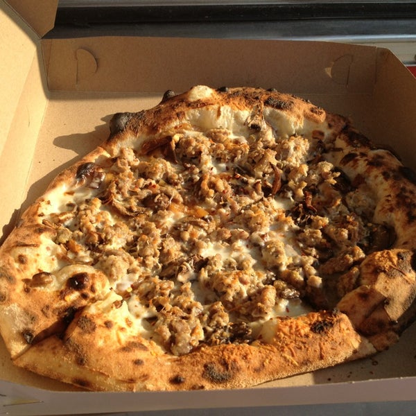 7/18/2013 tarihinde Khalik J.ziyaretçi tarafından Pitruco Mobile Wood-Fired Pizza'de çekilen fotoğraf