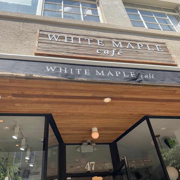 Foto scattata a White Maple Café da Andrew L. il 6/18/2021