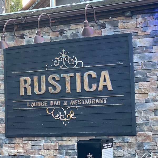 Foto tirada no(a) Rustica Lounge Bar &amp; Restaurant por Andrew L. em 9/2/2022