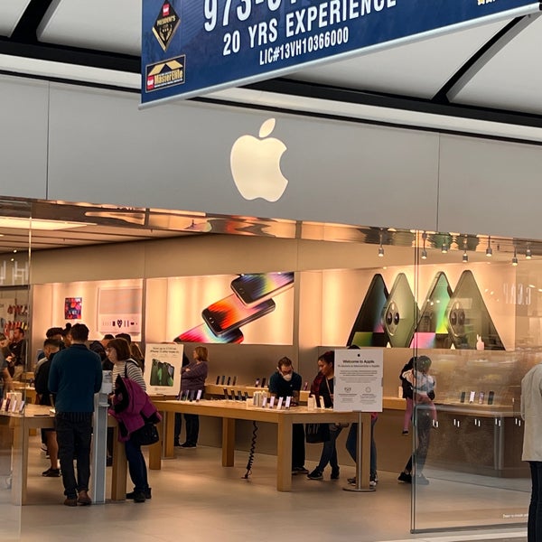 Apple Willowbrook Electronics Store in Wayne