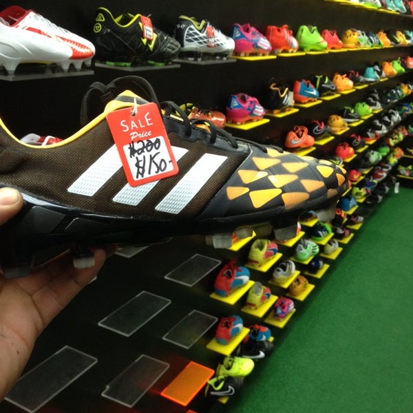 Foto tomada en Pro Soccer Store  por King E. el 10/31/2014