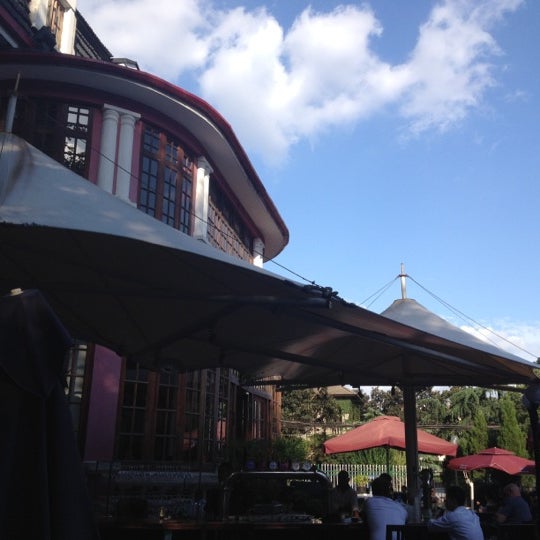 Foto diambil di Sasha&#39;s Restaurant and Bar oleh Cengiz B. pada 9/16/2012