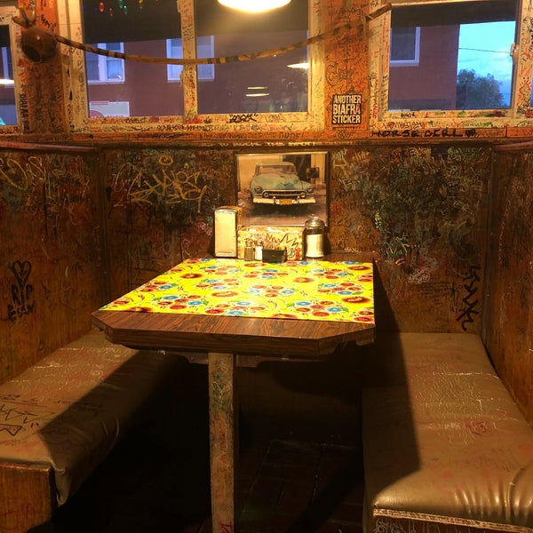 Foto tirada no(a) Victor&#39;s 1959 Cafe por Kimberly R. em 5/13/2018