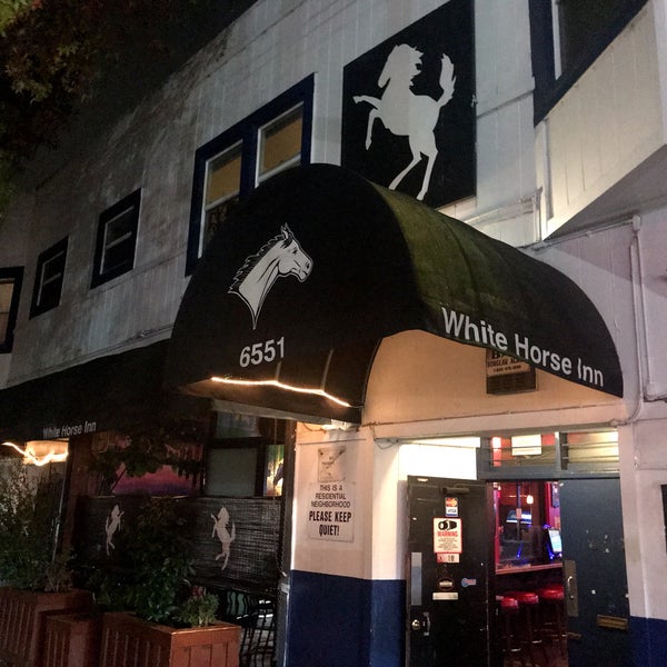 Foto tirada no(a) White Horse Bar por Sean R. em 11/14/2019