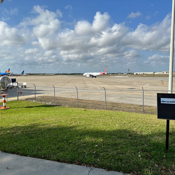 รูปภาพถ่ายที่ Sarasota-Bradenton International Airport (SRQ) โดย Sean R. เมื่อ 3/10/2023
