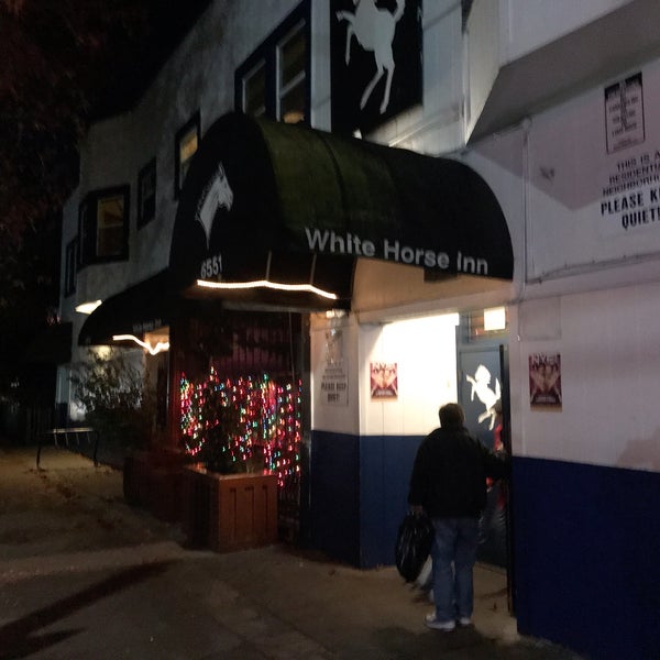 Foto tirada no(a) White Horse Bar por Sean R. em 12/18/2019