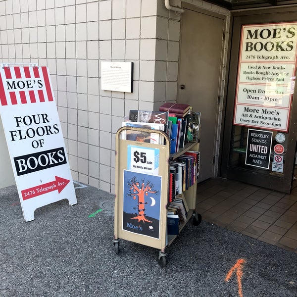 Foto tirada no(a) Moe&#39;s Books por Sean R. em 7/17/2019