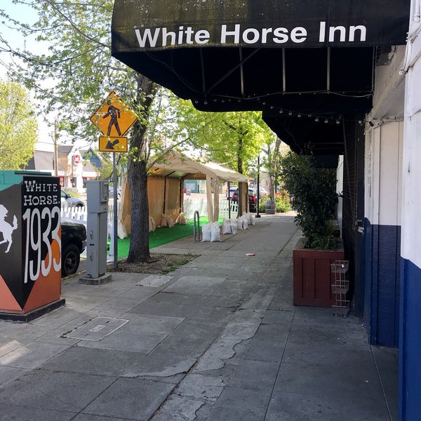 Foto tirada no(a) White Horse Bar por Sean R. em 4/14/2021