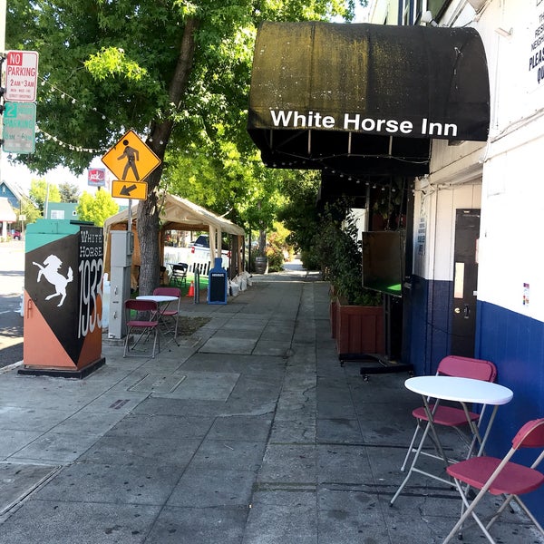 รูปภาพถ่ายที่ White Horse Bar โดย Sean R. เมื่อ 6/26/2021