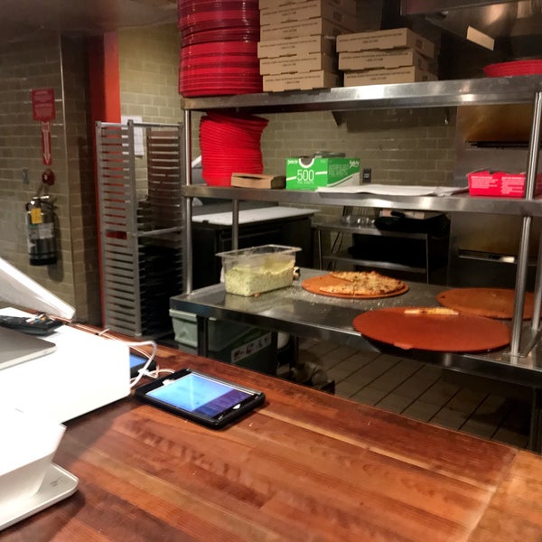 Foto scattata a Sliver Pizzeria da Sean R. il 9/20/2019