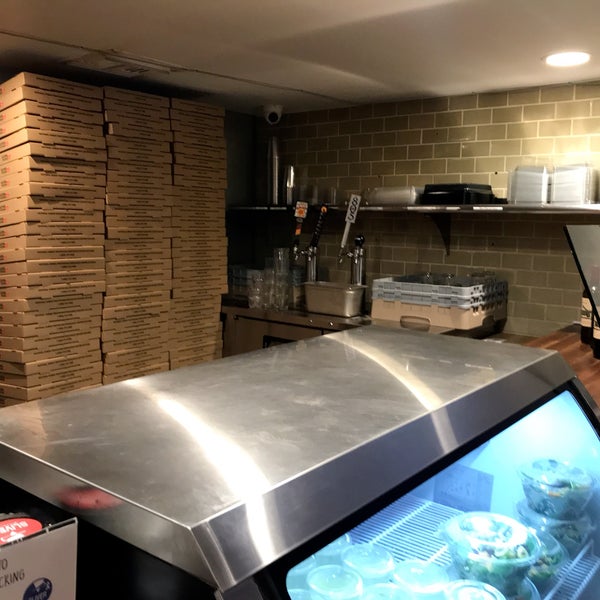 Foto scattata a Sliver Pizzeria da Sean R. il 1/31/2020