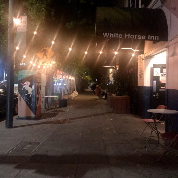 Foto tirada no(a) White Horse Bar por Sean R. em 9/18/2022
