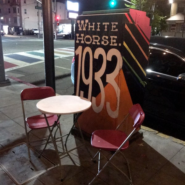 รูปภาพถ่ายที่ White Horse Bar โดย Sean R. เมื่อ 8/21/2022