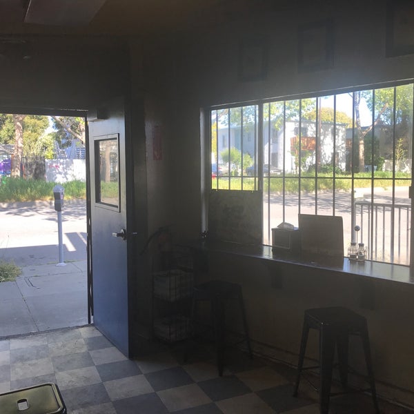 Foto scattata a Smoke Berkeley  BBQ, Beer, Home Made Pies and Sides from Scratch da Sean R. il 4/22/2019