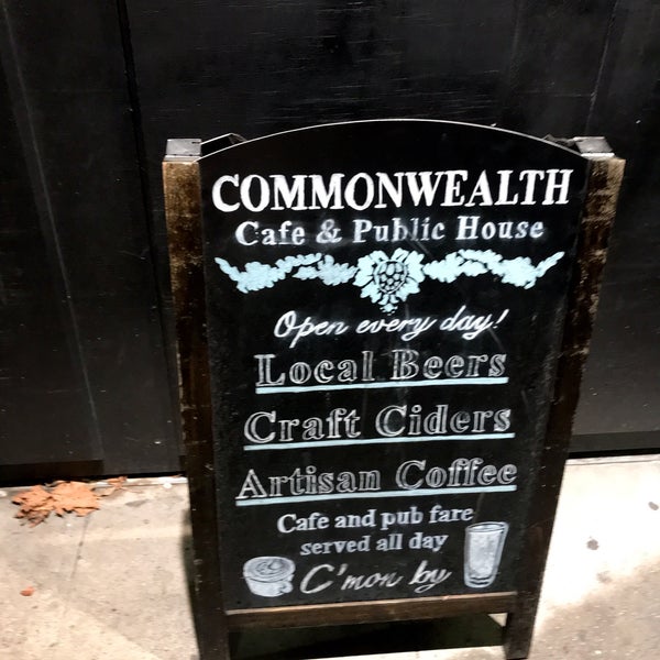 Photo prise au Commonwealth Cafe and Pub par Sean R. le12/22/2021