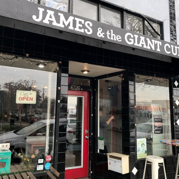 Das Foto wurde bei James and The Giant Cupcake von Sean R. am 1/14/2018 aufgenommen