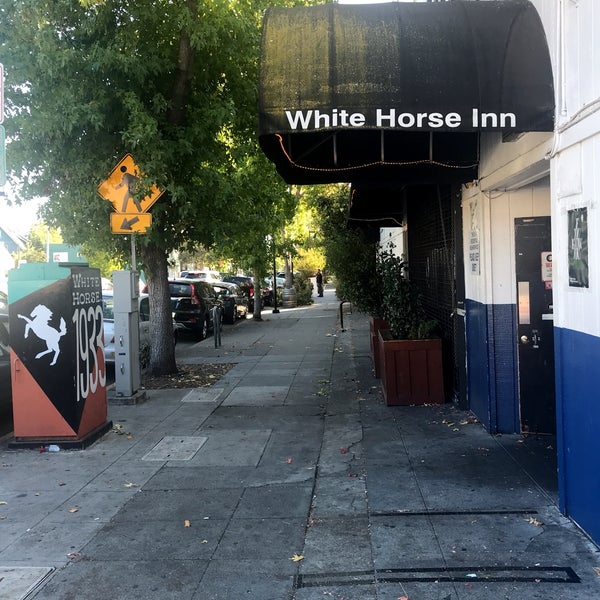 Foto diambil di White Horse Bar oleh Sean R. pada 10/1/2019