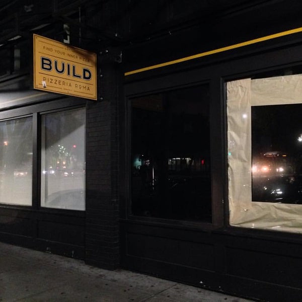 Photo prise au BUILD Pizzeria par Sean R. le10/3/2015