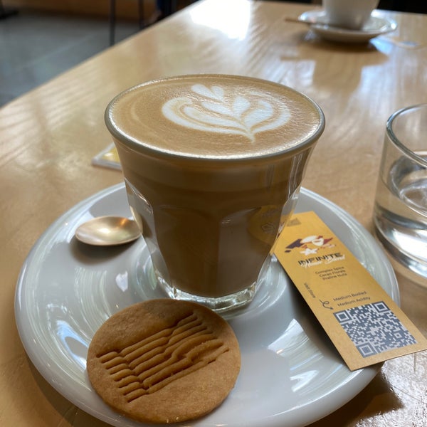 Foto tirada no(a) Kaizen Coffee por ROONG S. em 11/27/2020