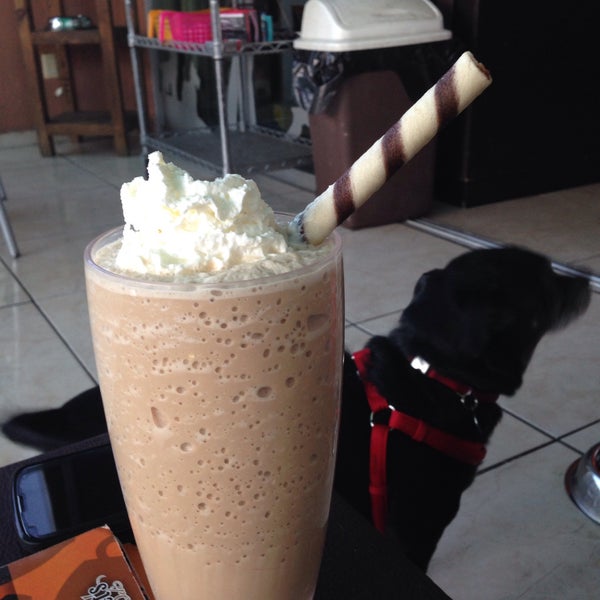 Photo taken at Coffee &amp; Pet&#39;s Deli by Fanny Z. on 3/25/2015