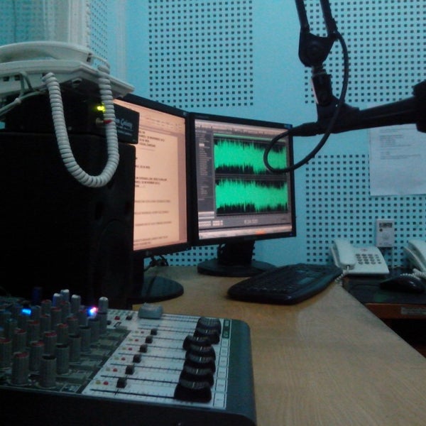 Foto diambil di Radio Serambi FM 90.2 MHz oleh Mencenet pada 11/28/2013