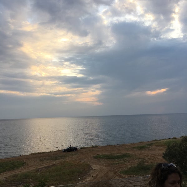 Foto tirada no(a) Mistral Seaside Bar por Nikos P. em 5/5/2018