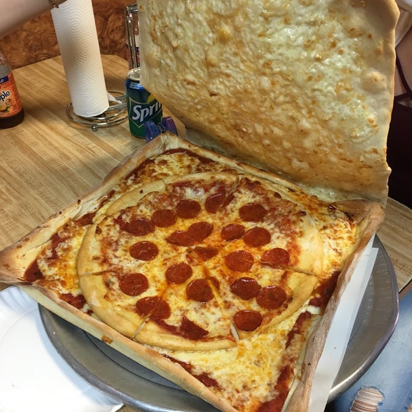 Снимок сделан в Vinnie&#39;s Pizzeria пользователем Layla C. 7/24/2018