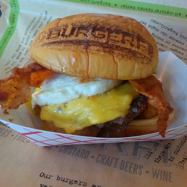รูปภาพถ่ายที่ BurgerFi โดย Jesus P. เมื่อ 4/25/2014