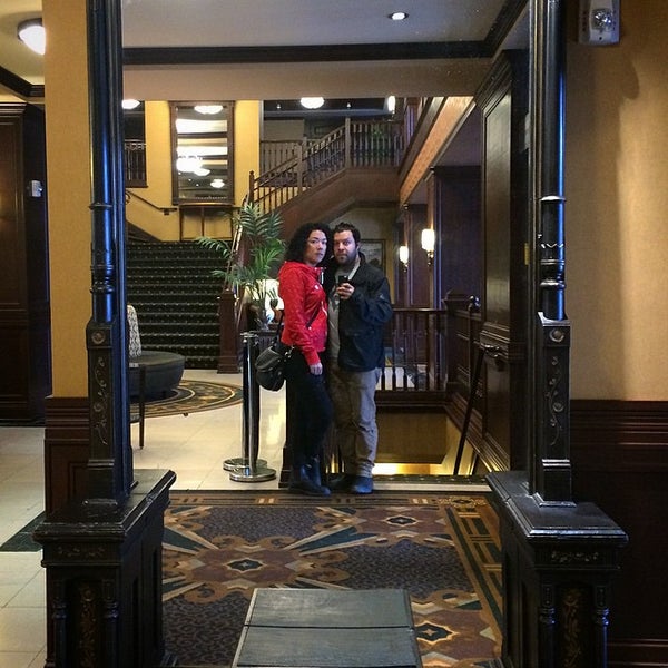 3/23/2015 tarihinde Caley G.ziyaretçi tarafından Hotel Julien Dubuque'de çekilen fotoğraf