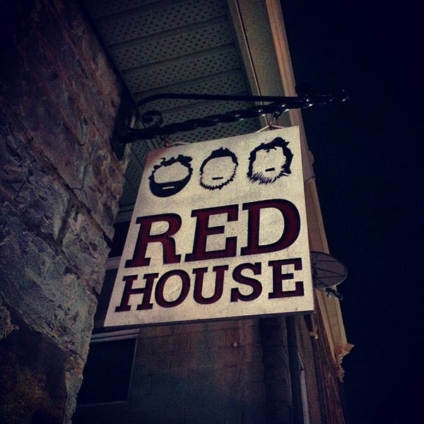 รูปภาพถ่ายที่ Red House โดย Caley G. เมื่อ 12/13/2013