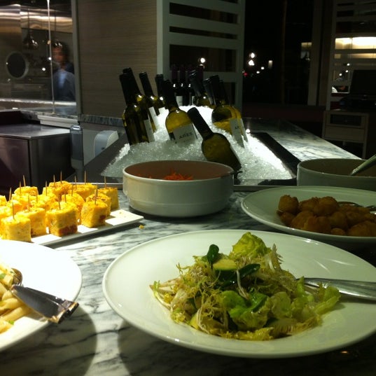 Foto diambil di Restaurante IO oleh Clara G. pada 11/12/2012