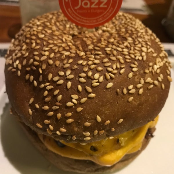 Foto diambil di Jazz Restô &amp; Burgers oleh Wanderley C. pada 7/18/2019