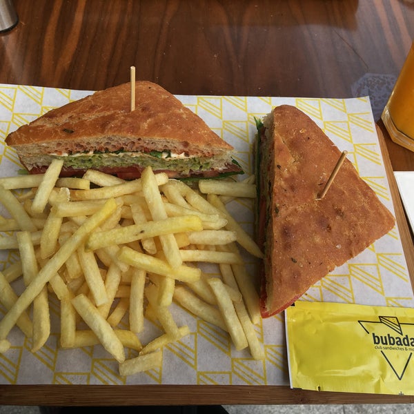 Photo taken at Bubada Club Sandwich and Burger by Pırıl K. on 4/9/2016