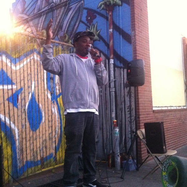 11/2/2013 tarihinde Charles P.ziyaretçi tarafından Oakland Art Murmur HQ'de çekilen fotoğraf
