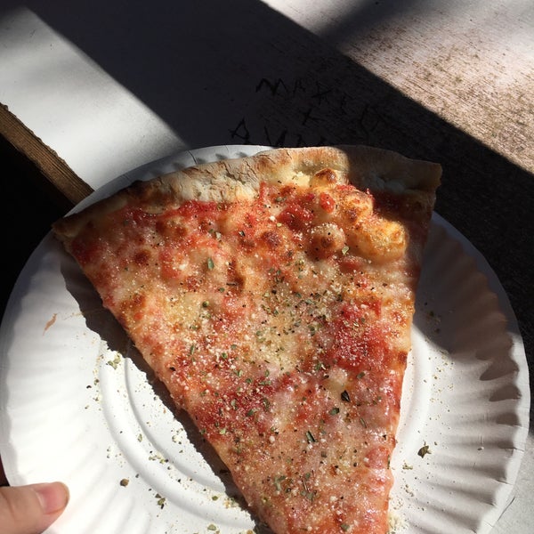 Foto tomada en Patsy&#39;s Pizza - East Harlem  por Karen D. el 3/18/2018