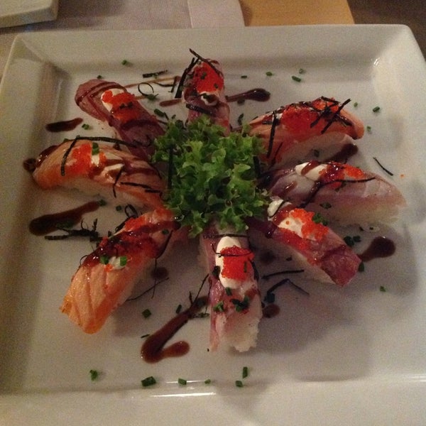 Foto tomada en Bento Sushi Restaurant  por Luigi V. el 1/22/2013