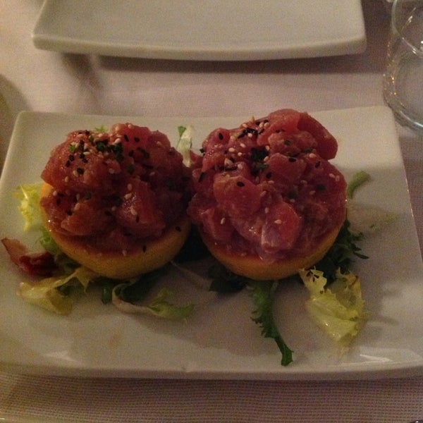 Foto diambil di Bento Sushi Restaurant oleh Luigi V. pada 1/22/2013