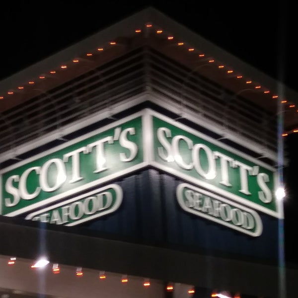 Foto scattata a Scott&#39;s Seafood Grill &amp; Bar da Auintard H. il 3/9/2019