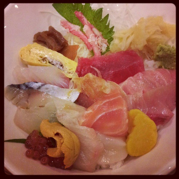 Foto tirada no(a) Toshi Sushi por Lily Y. em 7/2/2013