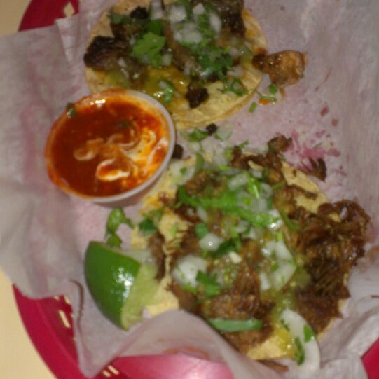 6/4/2013 tarihinde Marie M.ziyaretçi tarafından Tacos Uruapan'de çekilen fotoğraf