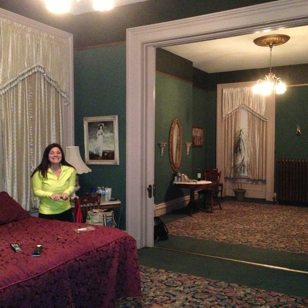 2/14/2013 tarihinde Serena P.ziyaretçi tarafından The Lemp Mansion'de çekilen fotoğraf