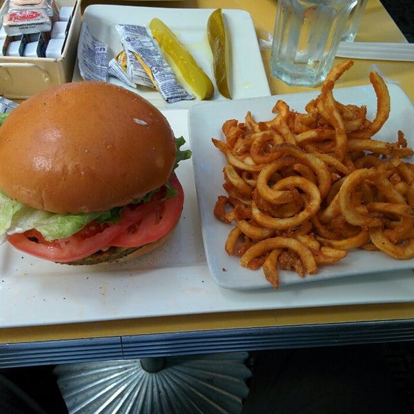 รูปภาพถ่ายที่ Burger Heaven โดย Vikram B. เมื่อ 5/1/2014