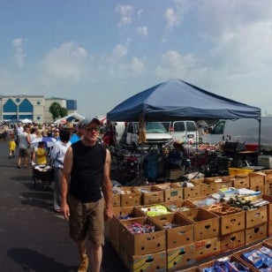 รูปภาพถ่ายที่ Wolff&#39;s Flea Market โดย Atakorn T. เมื่อ 7/7/2013