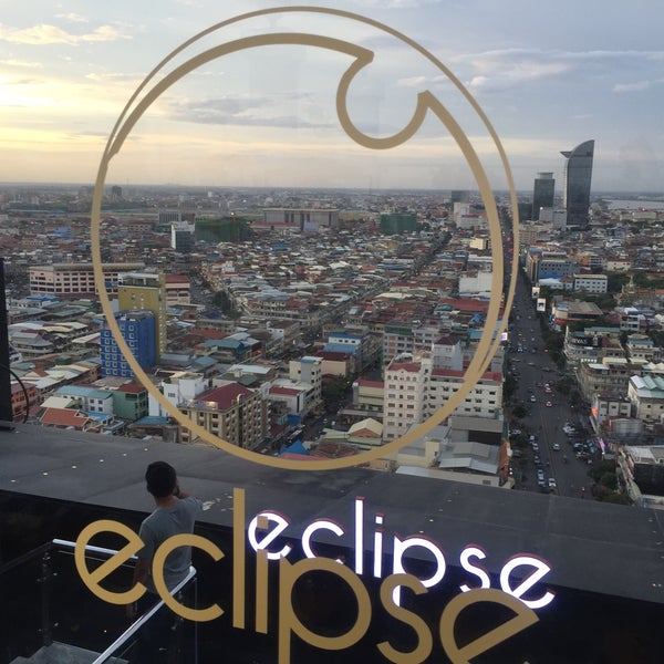 รูปภาพถ่ายที่ Eclipse Sky Bar โดย Kaitz เมื่อ 8/14/2016