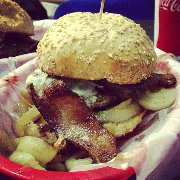 Foto tirada no(a) Pearl&#39;s Deluxe Burgers por Austin W. em 1/14/2013