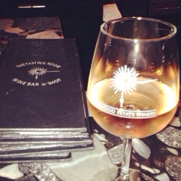 Das Foto wurde bei The Tasting Room Wine Bar &amp; Shop von Taylr M. am 1/2/2014 aufgenommen
