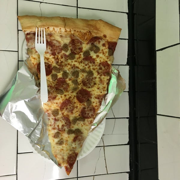 Foto diambil di Jumbo Slice Pizza oleh Stephanie T. pada 6/19/2016
